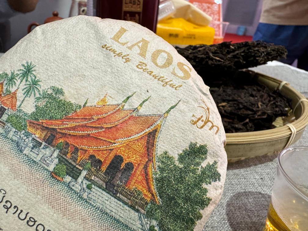 第六届进博会上老挝展商带来的古树茶(新华社).jpg